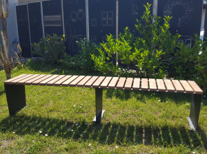 Стальная и деревянная скамья без спинки