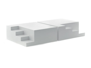 Низкий деревянный журнальный столик