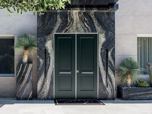 Входная дверь из массива дерева