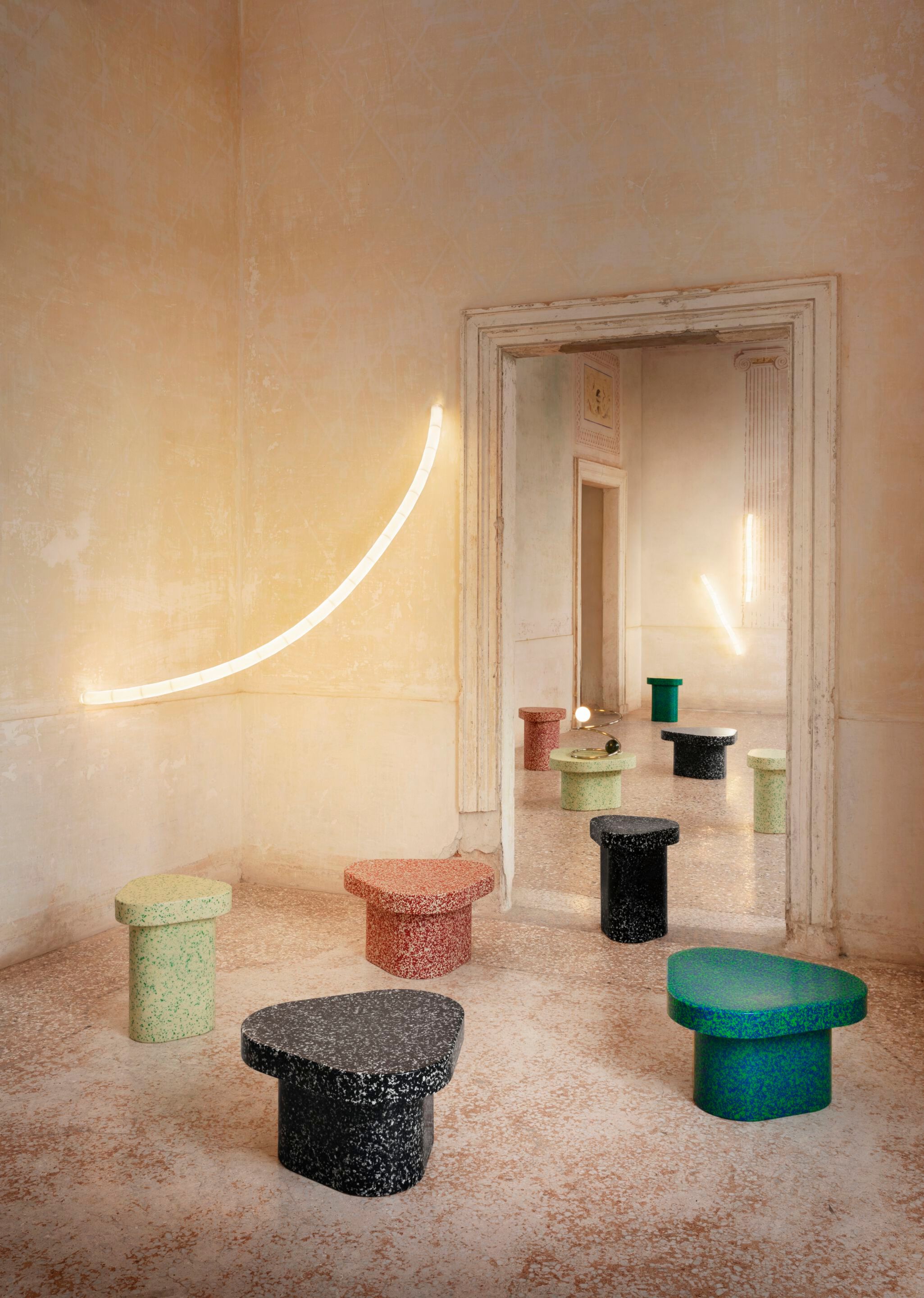 Рециркулированный пластиковый треугольный журнальный столик Miniforms SUPERPOP ARCH-00034148 - Вид №14