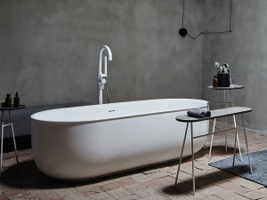 Овальная ванна в центре комнаты