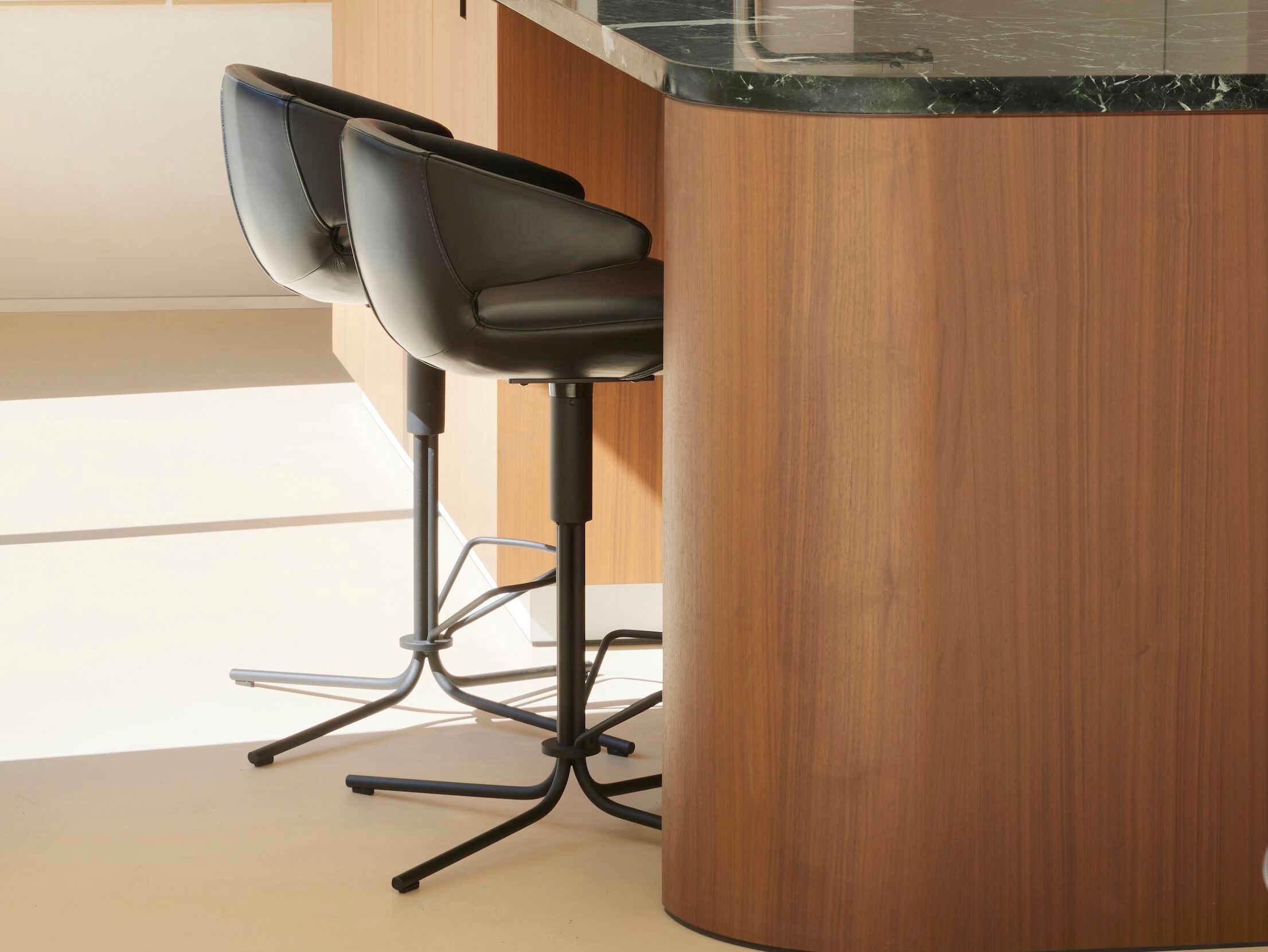 Кожаный поворотный стул Joli Morisot ARCH-00053523