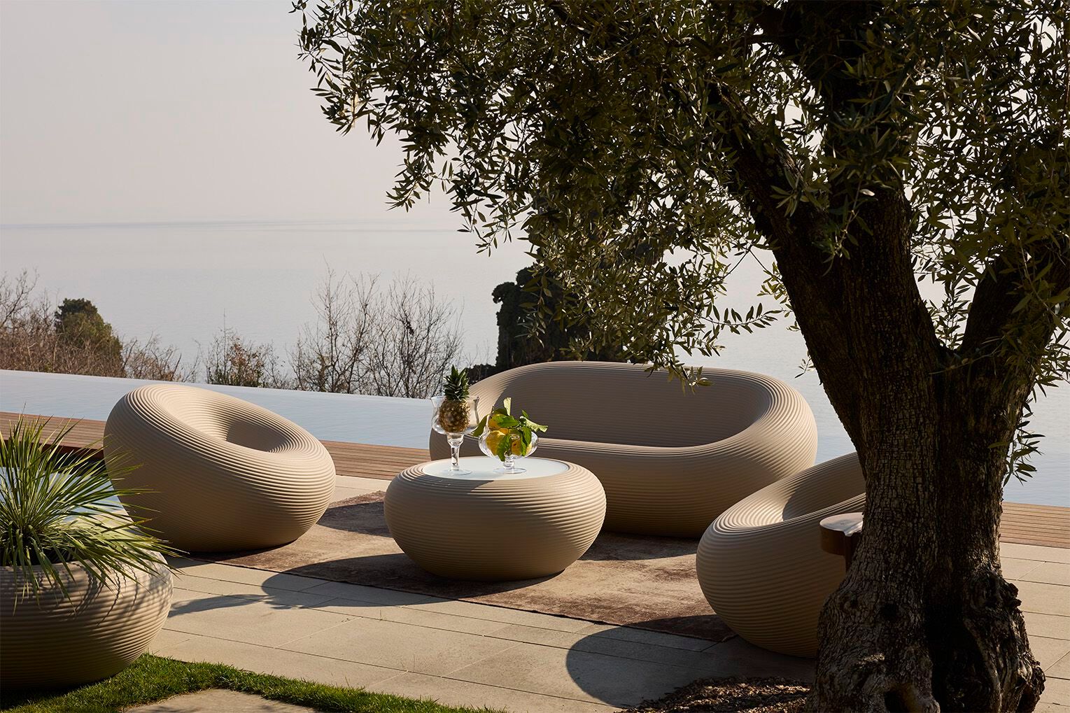 Круглый стол из полиэтилена Qeeboo нами ARCH-00063093 - Вид №5