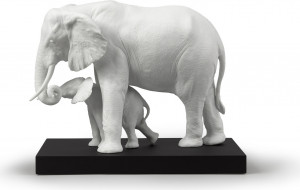 10669063 LLADRO Фигурка Lladro "Показывая путь (белые слоны)" 36x29см Фарфор