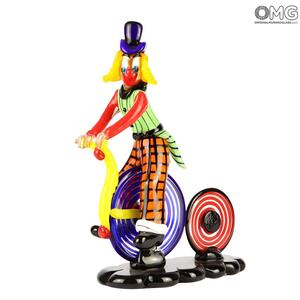 2569 ORIGINALMURANOGLASS Статуэтка Клоун на красно-синем велосипеде - муранское стекло OMG 13 см