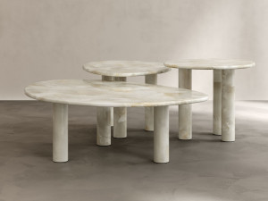 Овальный журнальный столик из натурального камня с центральным основанием