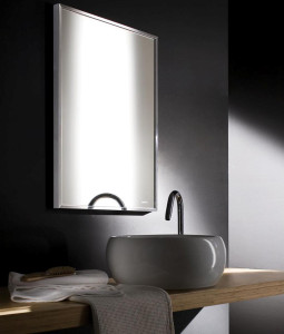 Прямоугольное настенное зеркало с рамкой