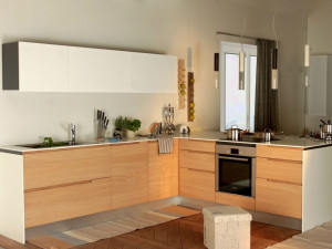 Деревянная кухня с полуостровом