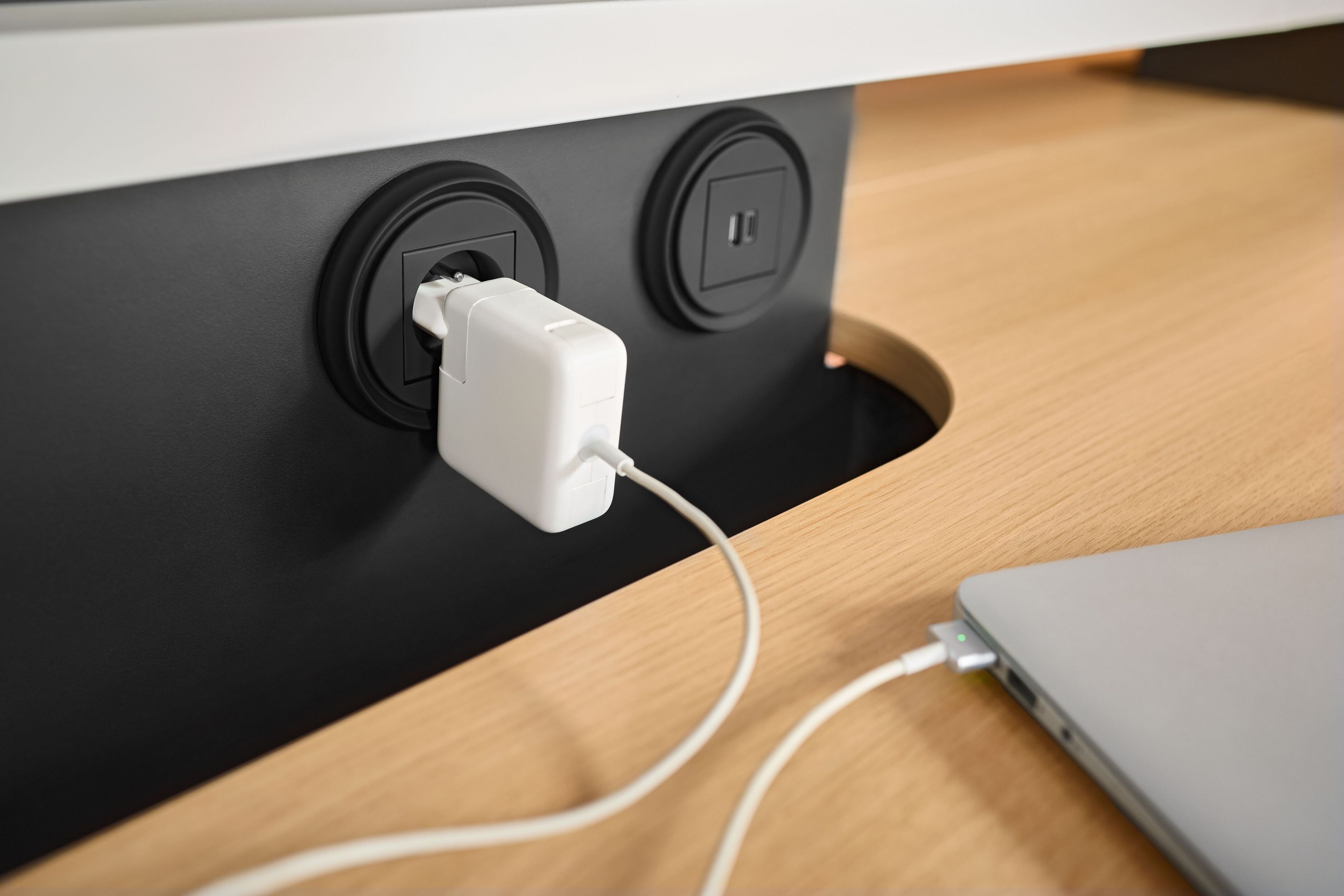 Прямоугольный стол для совещаний с электрической розеткой Mikomax Smart Office Hushoffice ARCH-00008619 - Вид №2