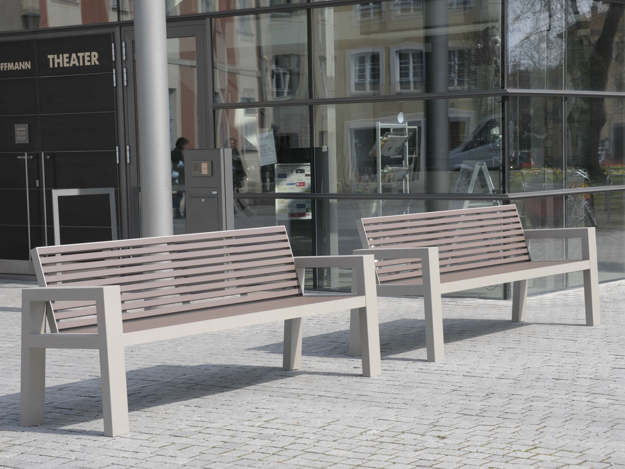 Скамейка из нержавеющей стали и ПЭТ с подлокотниками BENKERT BANKE Comfony ARCH-00130899 - Вид №2