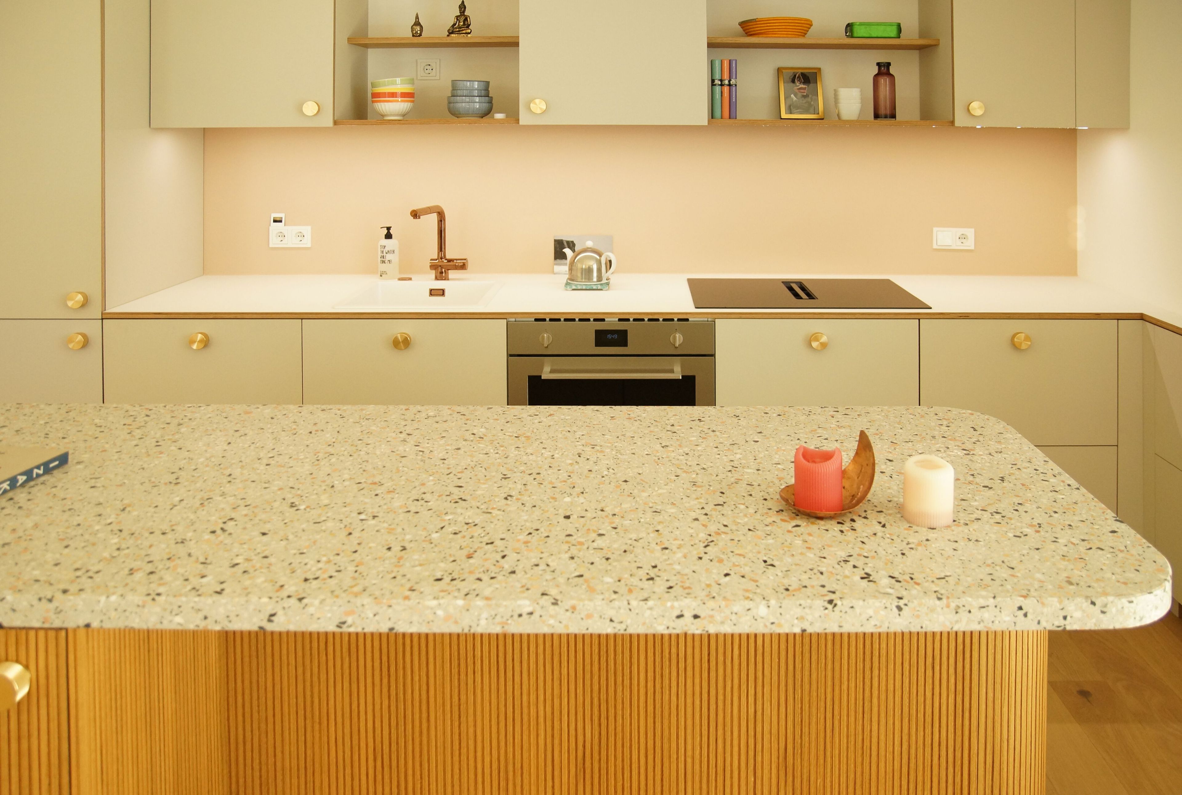 Встроенная кухня из линолеума с островом Neuvermoebelt КУХОННЫЕ СИСТЕМЫ SMART LINE ARCH-00058208 - Вид №1