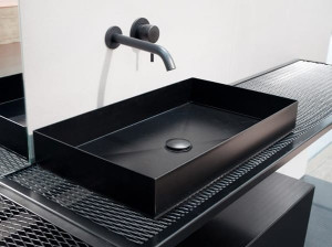 Один металлический прямоугольный умывальник