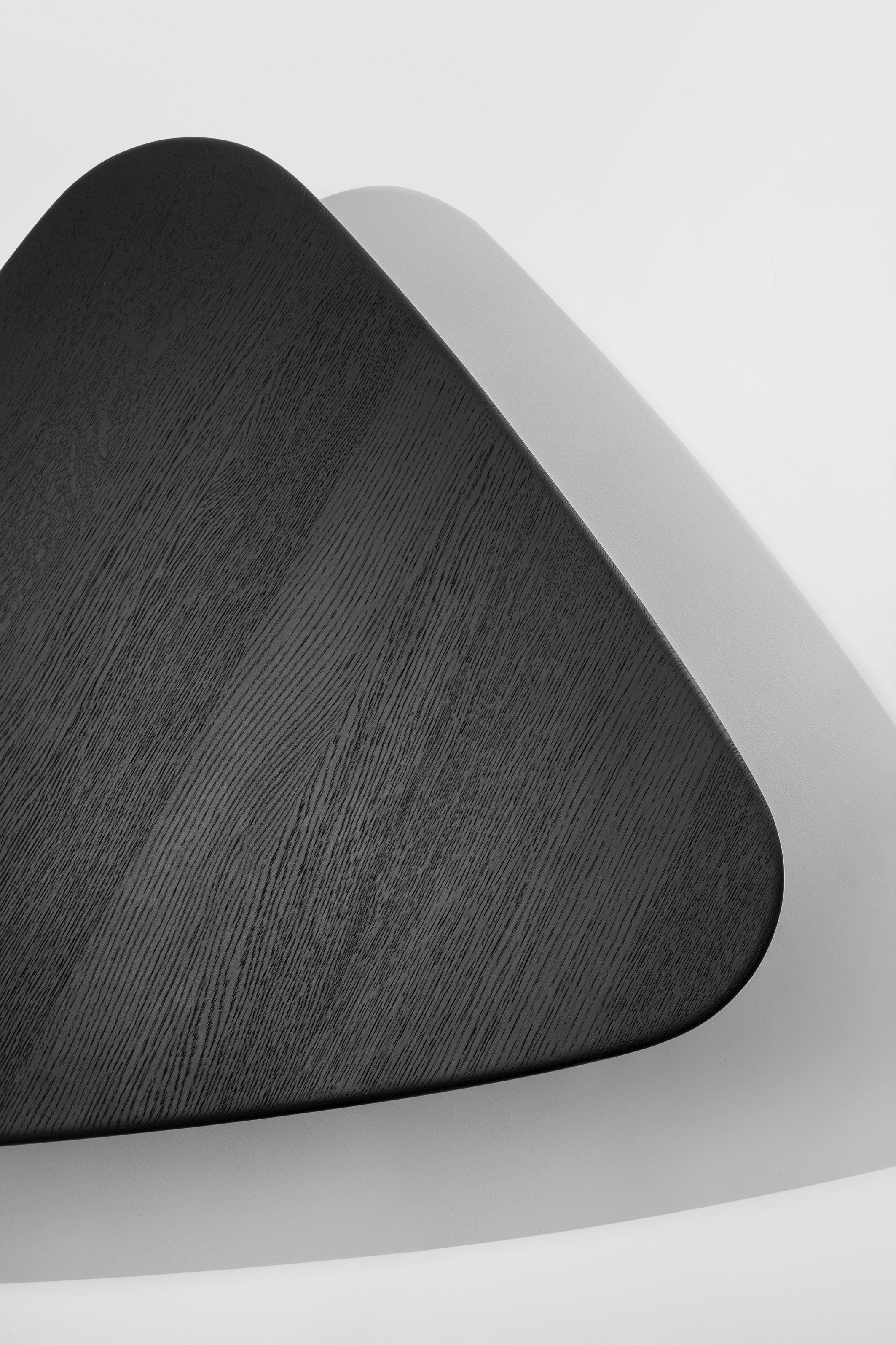 Треугольный низкий журнальный столик из массива дерева ZEITRAUM Kuyu ARCH-00099196 - Вид №2