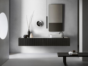 Состав ванной комнаты с раковиной, зеркалом и лампой