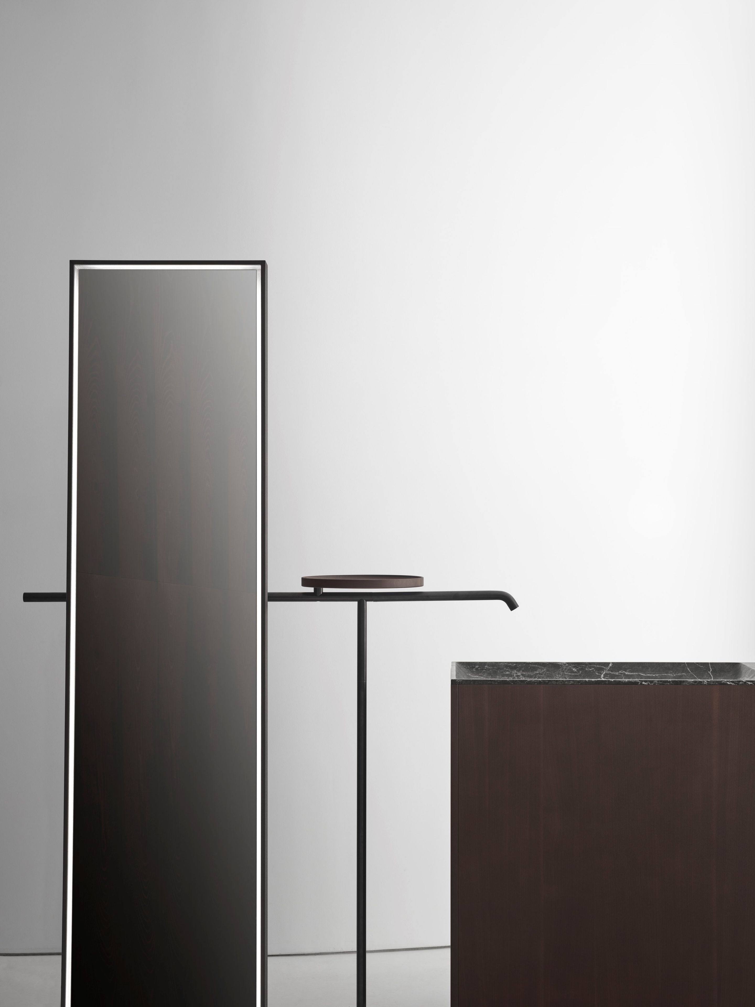 Напольное зеркало из цельного дерева со встроенным освещением Falper MA ARCH-00090174 - Вид №1