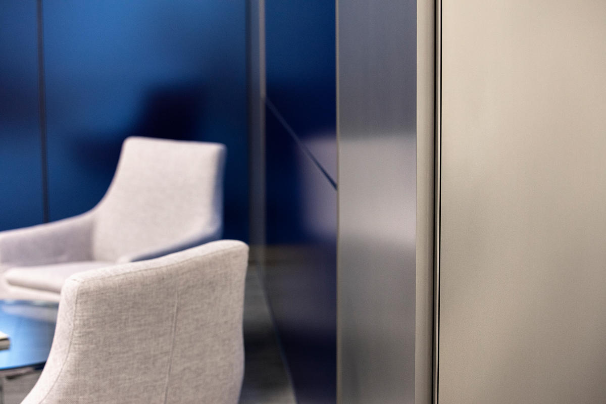 FSRT630 Система обшивки стен Levelr с панелями из вивистрата, слоями стекла в отражающей конфигурации с индивидуальным гравированным рисунком и стандартной отделкой, а также выступами из нержавеющей стали в Frost Tower, сан-антонио, техас Forms-surfaces  - Вид №25