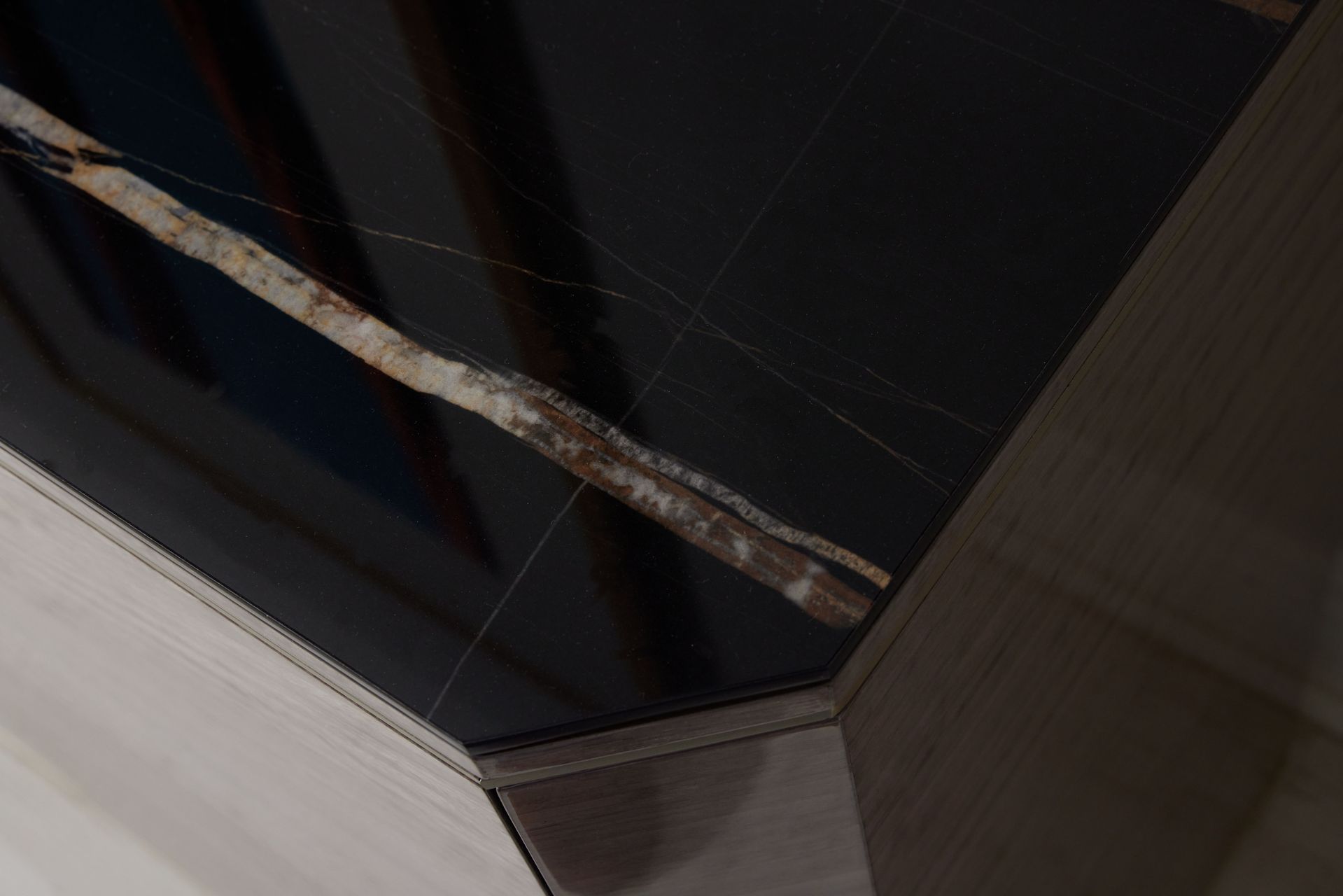 Деревянный шкаф с распашными дверями и мраморной столешницей Hurtado Evolution ARCH-00127805 - Вид №2