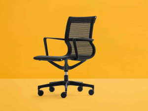 Сетчатое вращающееся офисное кресло