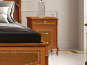 Деревянная тумбочка с ящиками