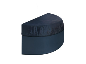 Изогнутая скамья из ткани