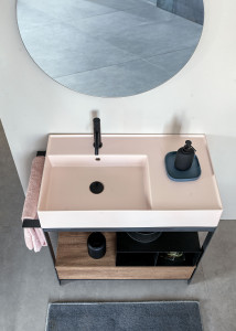 Металлический умывальник с держателем для полотенец