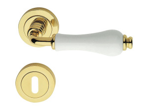 Металлическая ручка в классическом стиле на розетке с насадкой