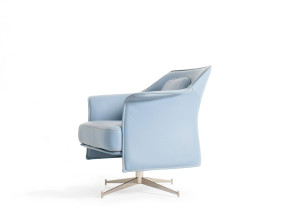 Спицевое кожаное кресло с подлокотниками