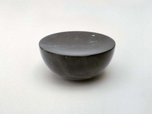 Низкий стул из черного мрамора Marquina