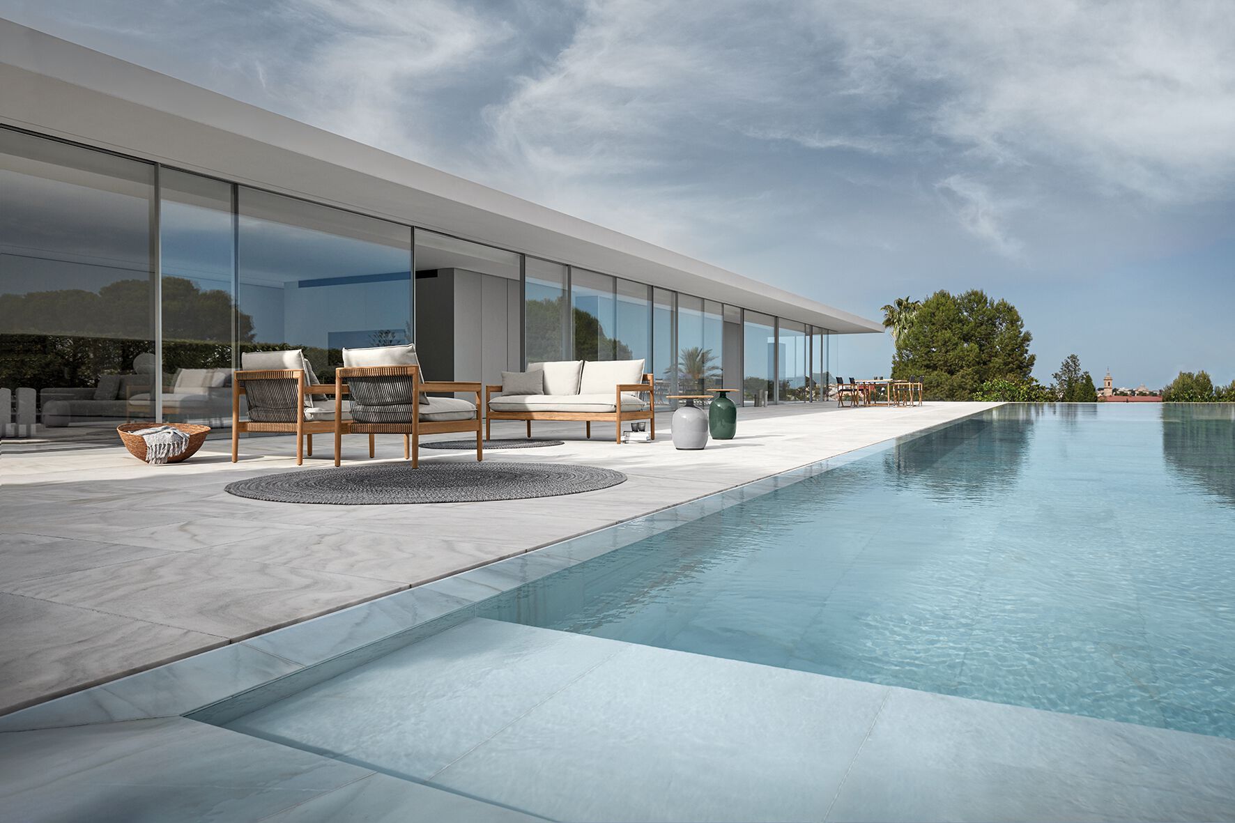 Садовое кресло из ткани и ТИКа с подлокотниками Gloster Saranac ARCH-00043497 - Вид №3