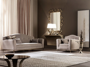 Бархатное кресло с подлокотниками