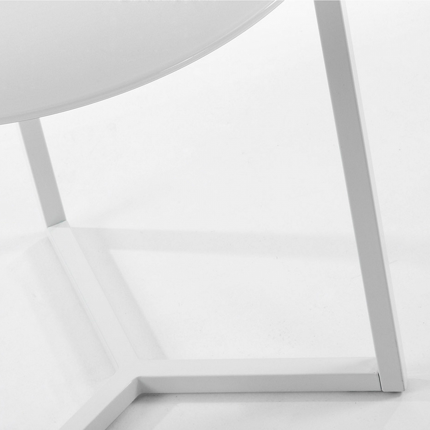 023589 Столик белый La Forma Marae 