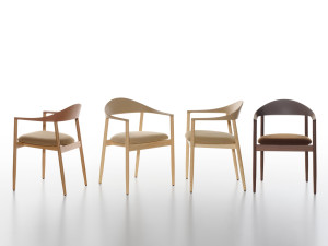 Дубовый стул с подлокотниками