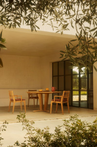 Круглый стол из тикового дерева