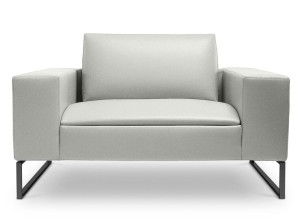 Кожаное кресло с подлокотниками