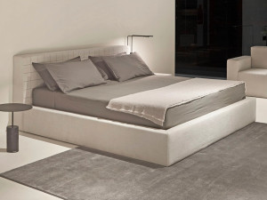 Двуспальная кровать из ткани с мягким изголовьем