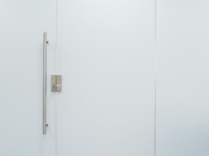 Стеклянная дверь с контролем конфиденциальности