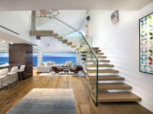 Лестница из дерева и стекла