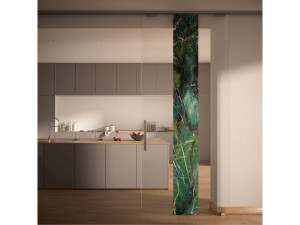 Раздвижная стеклянная дверь с мраморной вставкой