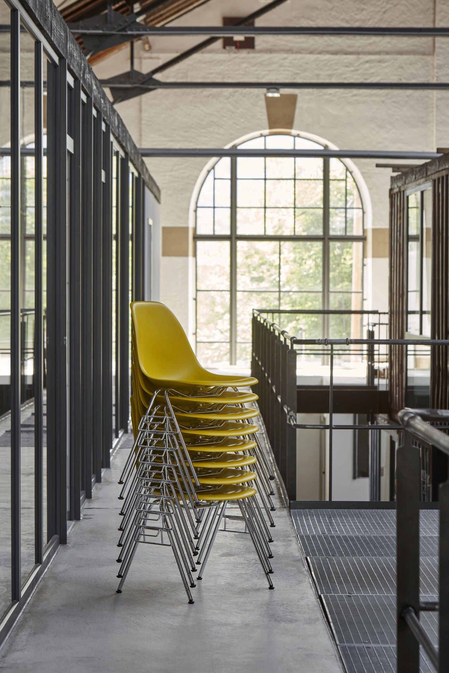 Штабелируемый стул для конференций из полипропилена VITRA Eames Plastic Chair ARCH-00075982 - Вид №7