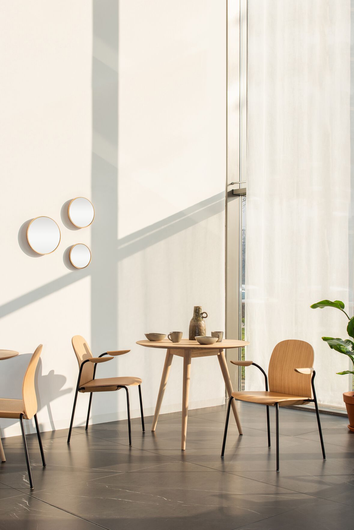 Штабелируемый стул из грецкого ореха с подлокотниками Gazzda Book ARCH-00126870 - Вид №20