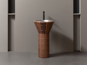 Отдельно стоящая раковина из нержавеющей стали и дерева