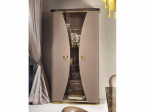 Витрина с кожаными дверцами