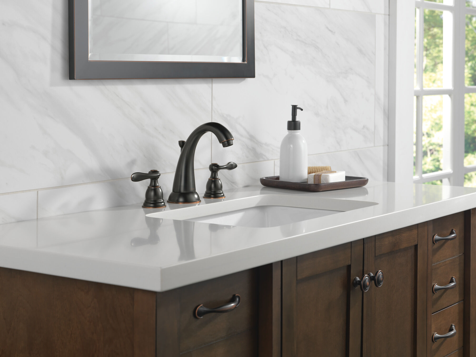 B3596LF-OB Смеситель для ванной комнаты с двумя ручками Delta Faucet Windemere Масляная натертая бронза  - Вид №1