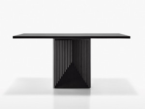 Деревянный квадратный стол