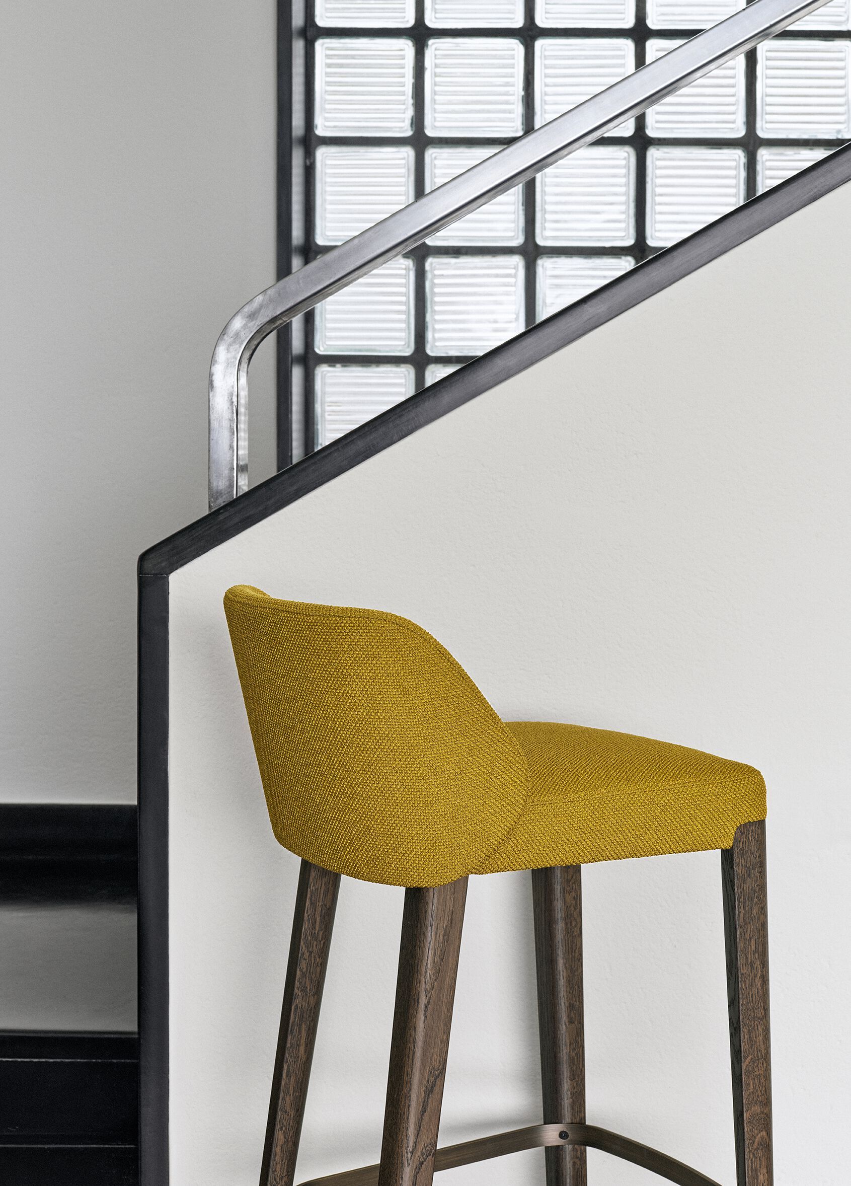 Высокий тканевый стул со спинкой и подставкой для ног Potocco Concha ARCH-00091576 - Вид №2