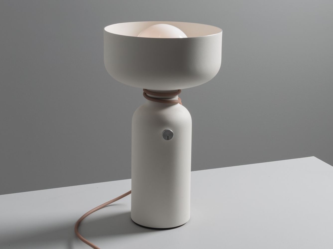 Алюминиевая светодиодная настольная лампа A-N-D Spotlight Volumes ARCH-00083703