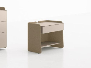 Деревянная тумбочка