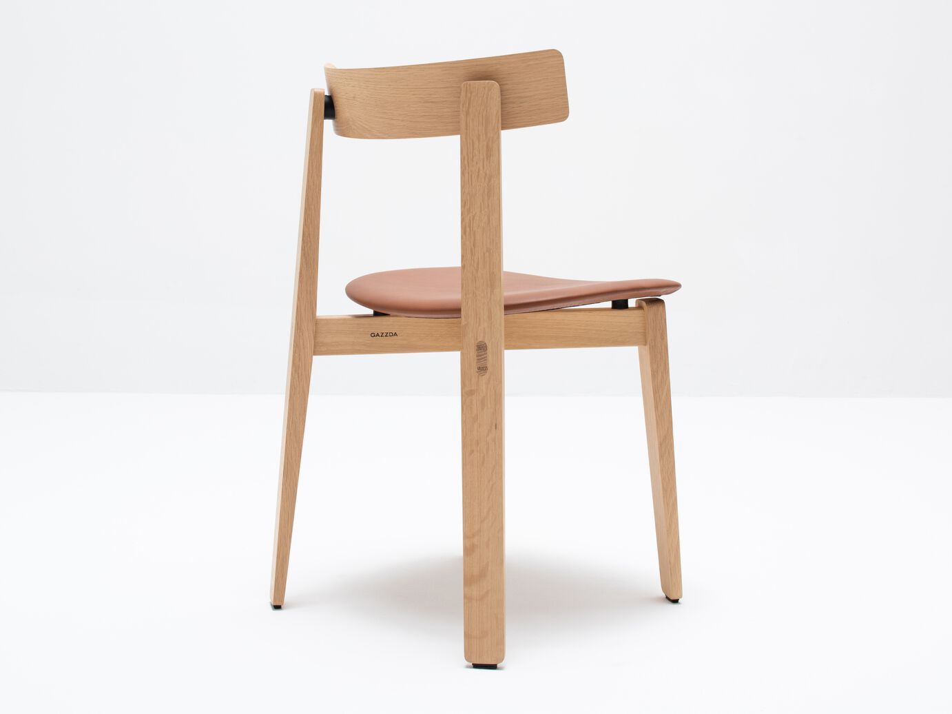 Мягкое кожаное кресло с открытой спинкой Gazzda ARCH-00112295