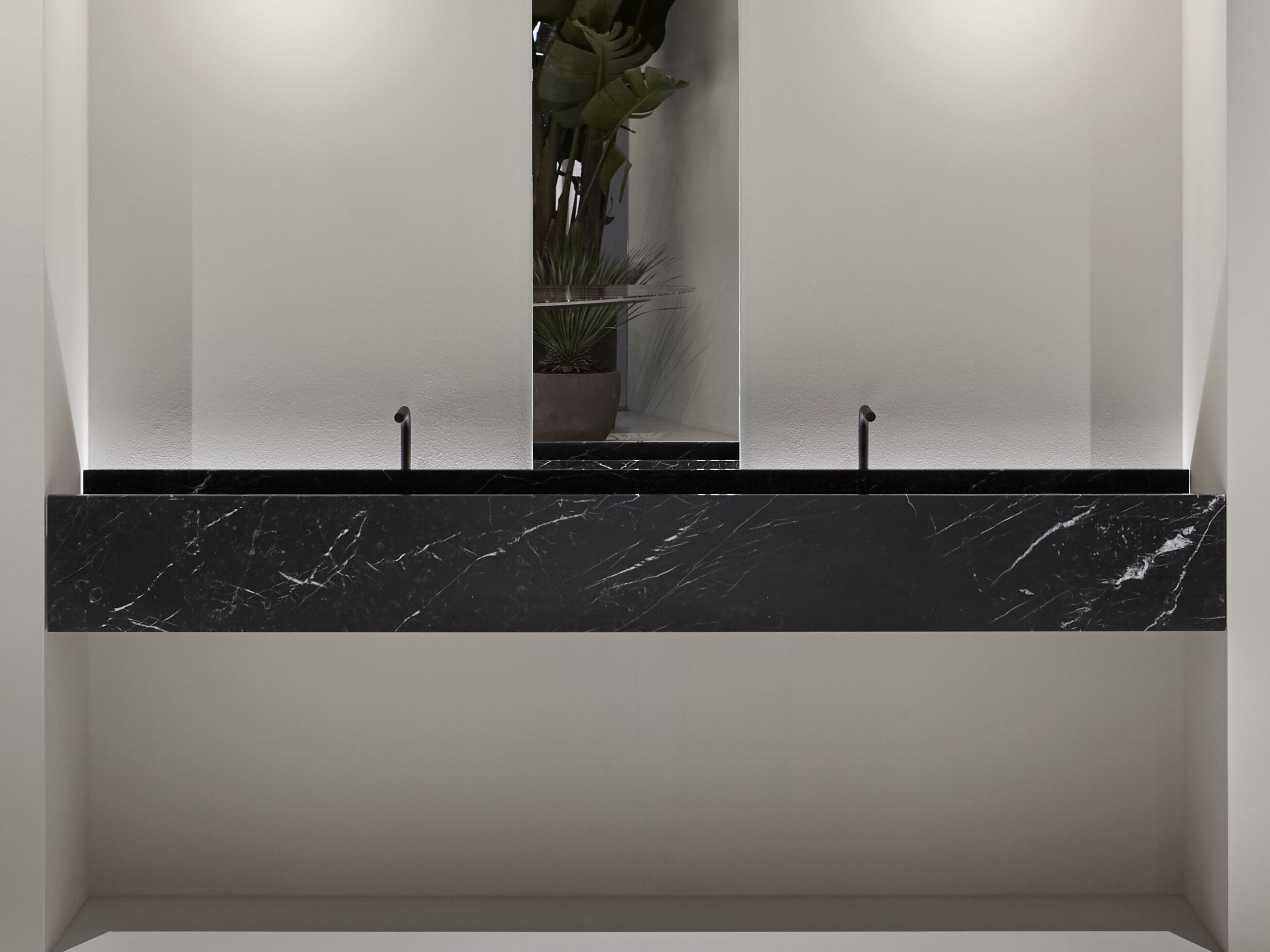 Прямоугольная подвесная раковина из черного мрамора Marquina с столешницей Antoniolupi STREET ARCH-00132447