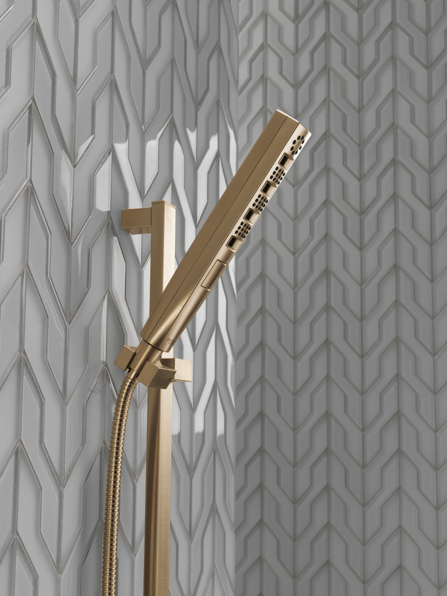 H2Okinetic® Ручной душ со скользящей штангой с 4 настройками Delta Faucet 51140-CZ - Вид №5